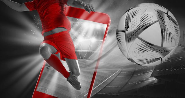 um jogador de futebol chutando a bola da Copa do Mundo e saindo de um smartphone