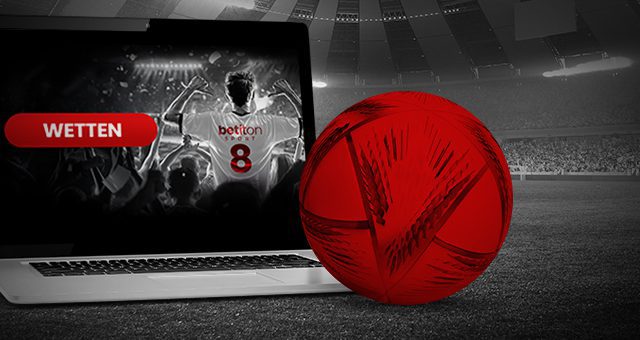 der WM-Ball neben einem Laptop mit einem Fußballfan, der ein betiton sport-T-Shirt und einen Button mit der Aufschrift wetten trägt