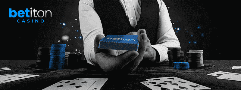 un crupier con cartas de blackjack y fichas de casino